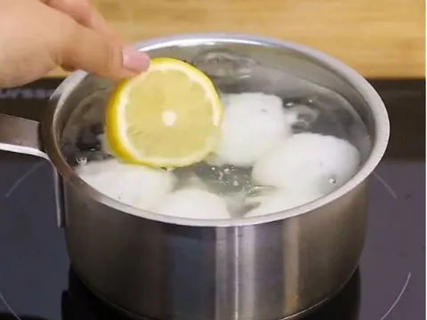 Cho thêm 1 lát chanh vào nồi luộc trứng sẽ giúp ích bất ngờ