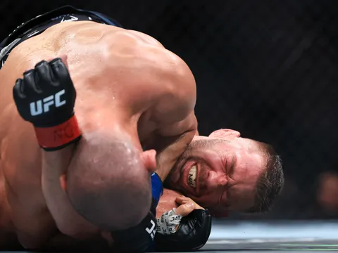 Dricus Du Plessis: 'Tôi buồn ngủ' khi bị Khamzat Chimaev phế truất ngôi vương