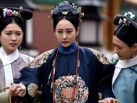 Vì sao phi tần sau khi được hoàng đế thị tẩm bắt buộc phải có thị nữ dìu về cung?