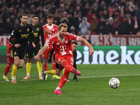 Kane lập cú đúp, Bayern hạ Union SG trong thế thiếu người