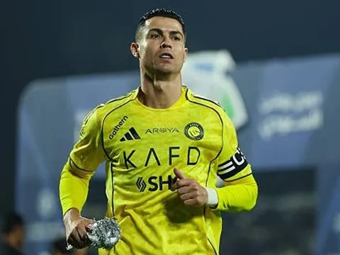 Ronaldo cán mốc 960 bàn thắng