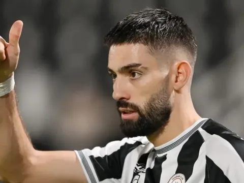Roma quyết tâm vượt mặt Napoli vụ Yannick Carrasco