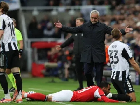 Mourinho thừa nhận thực tế phũ phàng sau trận thua Juventus