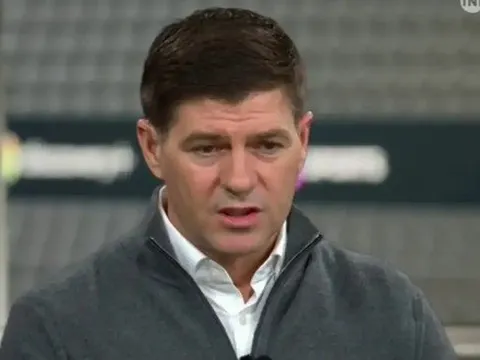 Gerrard khuyên Slot ngừng than vãn về đội hình lùi sâu