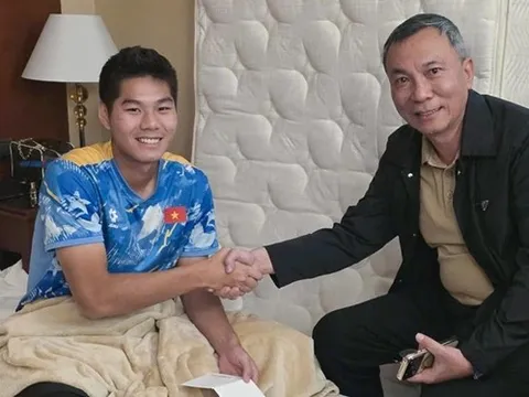 Chủ tịch VFF thăm trung vệ Hiểu Minh tại Saudi Arabia