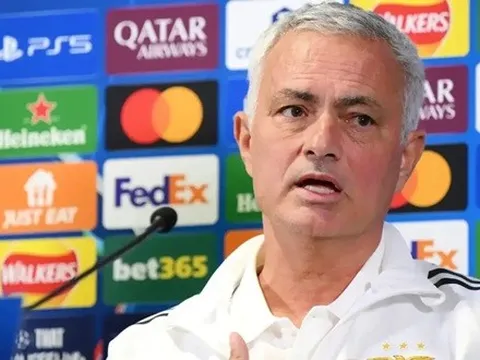 Mourinho mỉa mai HLV chưa có thành tích dẫn dắt đội lớn