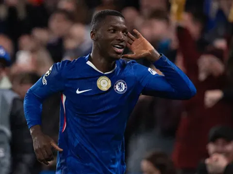 HLV Rosenior khẳng định Caicedo hay nhất thế giới