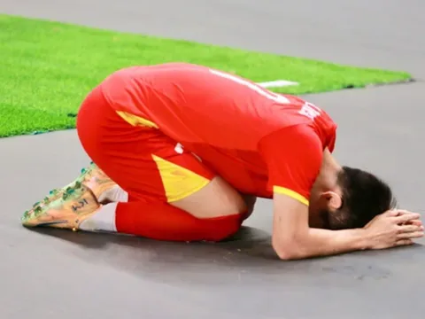 CĐV Thái, Indo nể phục khi Đình Bắc quỳ gối xin lỗi