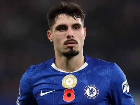 Neto lập kỷ lục tạt bóng tệ nhất Champions League