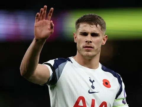 Tottenham treo giá kỷ lục thế giới cho Van de Ven