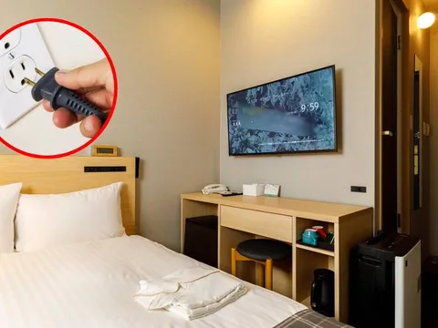 Tại sao khi nhận phòng khách sạn phải rút phích cắm tivi?