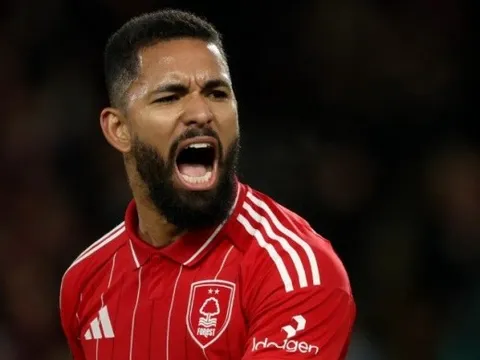 Chelsea tính giải cứu Douglas Luiz khỏi Forest