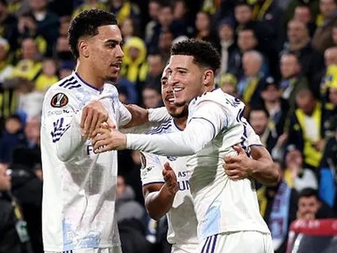 Sancho hóa người hùng giúp Villa giành vé sớm