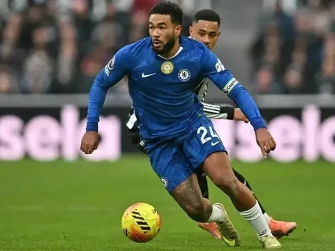 Sự toan tính sau chiếc áo đấu trống trơn của Chelsea