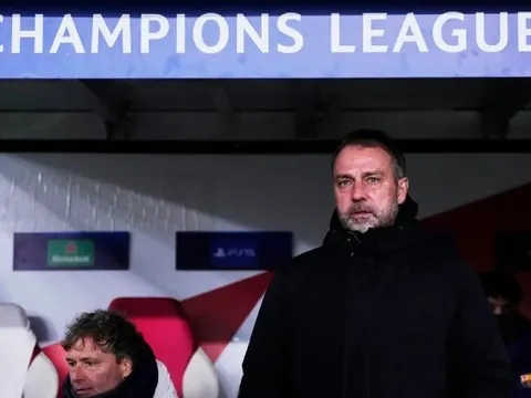 Huyền thoại Ba Lan khuyên Barca trảm Flick nếu hụt C1