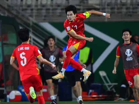 Đình Bắc lỡ trận Việt Nam đấu Malaysia vì thẻ đỏ