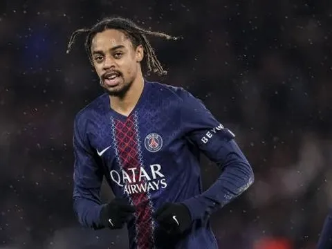 Barcola sửa sai giúp PSG chiếm đỉnh bảng Ligue 1