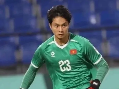 HLV Kim Sang Sik ngợi ca người hùng Cao Văn Bình