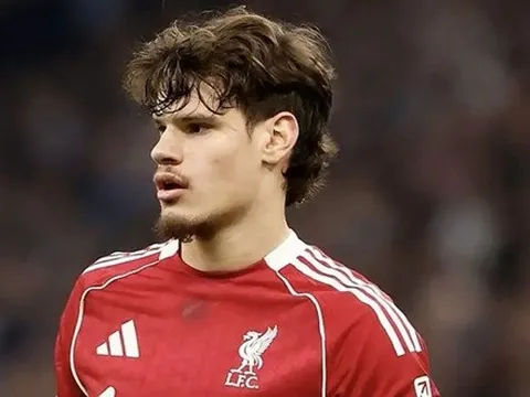 Slot ca ngợi Kerkez ngày càng mạnh mẽ tại Liverpool