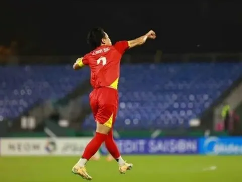 Đình Bắc cảm ơn đồng đội đã sửa sai tấm thẻ đỏ