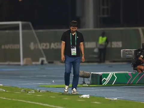 HLV Kim Sang-sik lặng người khi Việt Nam hạ Hàn Quốc