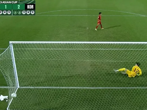 Thủ môn Hàn Quốc xin lỗi vì đổ người sai cả 7 lần