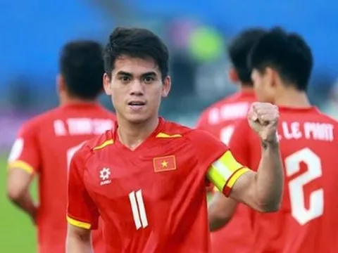 Từ tiền đạo đến trung vệ là đẳng cấp Khuất Văn Khang