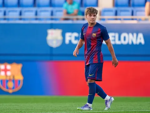 Giữa cơn bão rời đi, Barca giữ chân Juan Hernandez thành công