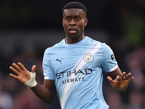 Marc Guehi khiến chuyên gia thán phục ngày ra mắt