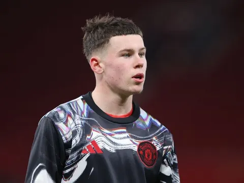 Wayne Rooney nghẹn ngào xem con trai ra mắt Old Trafford