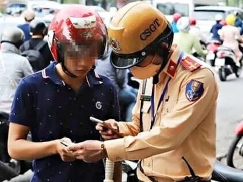 Cảnh báo: Người đi xe máy thiếu giấy tờ bắt buộc này có thể bị phạt tới 8 triệu đồng
