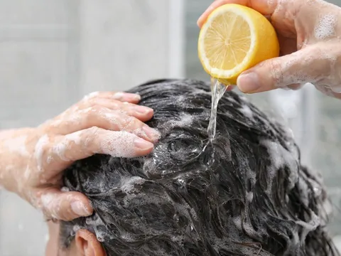 Gội đầu bằng chanh đúng cách: Mẹo sạch gàu, tóc mượt bóng nhanh gọn tại nhà