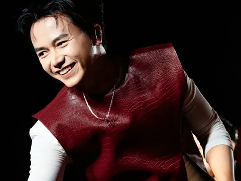 Bùi Công Nam mang hit  "Những ngày trời bao la" hòa giọng với hơn 12.000 khán giả AirAsia THE NEXT Live Concert