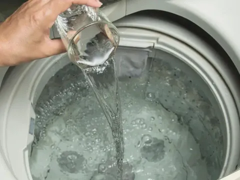 Vì sao nên đổ giấm trắng vào máy giặt?