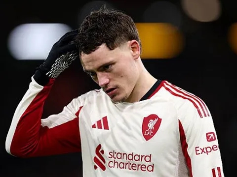 Gravenberch nổi cáu khi Wirtz xử lý bóng rườm rà