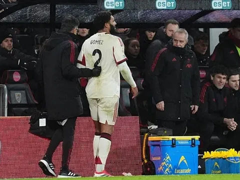 Redknapp mắng Liverpool nghiệp dư vụ thay người