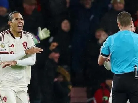 Van Dijk tố trọng tài bỏ qua lỗi ở bàn thua quyết định