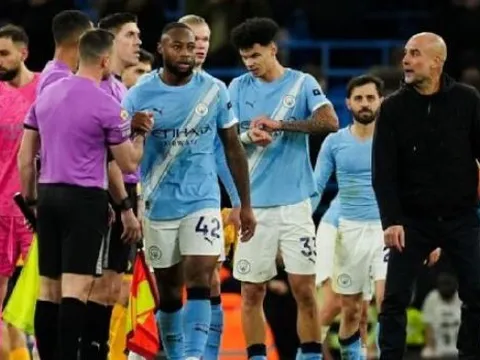 Pep mỉa mai màn ra mắt của trọng tài dù Man City chiến thắng