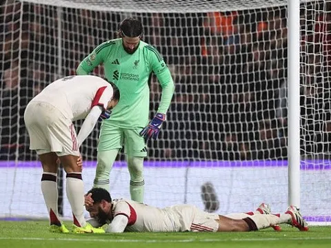 HLV Arne Slot báo tin dữ về tình hình của Joe Gomez