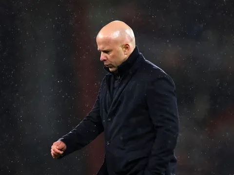 Slot tiết lộ lý do thay Kerkez ngay giờ nghỉ trước Bournemouth