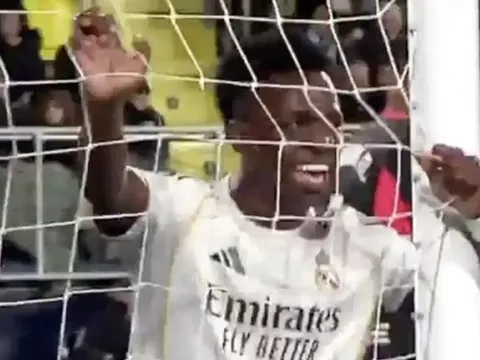 Bị gọi là quả bóng nhựa, Vinicius cười cợt đáp trả