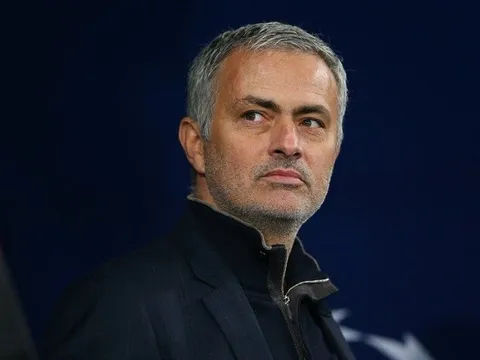 200 CĐV Benfica vây sân tập chất vấn Mourinho