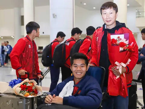 Xúc động hình ảnh HLV Kim Sang Sik đẩy xe lăn cho Hiểu Minh