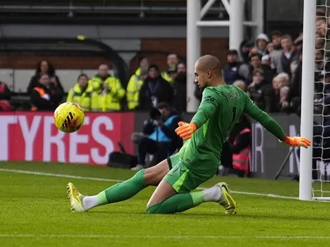 Sanchez sửa sai cho hàng thủ Chelsea bằng pha cứu thua xuất thần
