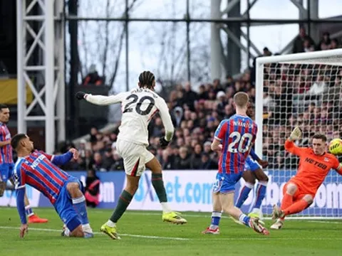 Glenn Murray ca ngợi sự lạnh lùng của Joao Pedro