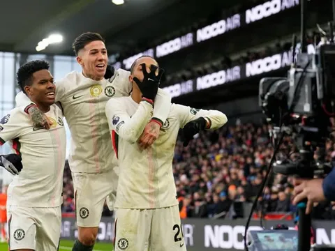 Estevao và thẻ đỏ giúp Chelsea nhấn chìm Palace