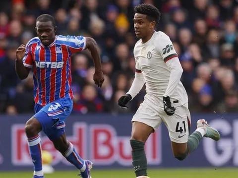 CĐV Chelsea đưa Estevao lên mây sau trận thắng Palace