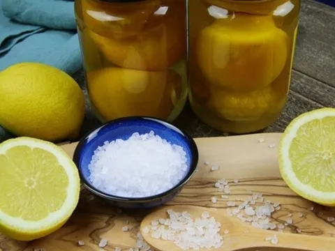 5 người không nên uống nước chanh muối