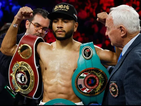 Muratalla bảo vệ đai IBF trước Andy Cruz: Chiến thắng gây tranh cãi và một bảng điểm khó tin