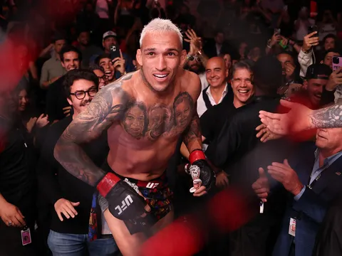 HLV của Charles Oliveira vạch kế hoạch 2026: Đánh bại Max Holloway, đối đầu Paddy Pimblett tại Nhà Trắng